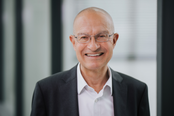 &Eacute;vsz&aacute;zad m&aacute;rk&aacute;ja; Manfred Hoffman;, Manfred Hoffmann: Az „&Eacute;vsz&aacute;zad m&aacute;rk&aacute;ja” d&iacute;jr&oacute;l