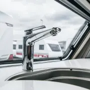 Tiszta &eacute;s j&oacute;l karbantartott lak&oacute;aut&oacute;, Kempingez&eacute;s