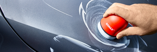 aut&oacute;mos&aacute;s; aut&oacute;&aacute;pol&aacute;s; aut&oacute;tiszt&iacute;t&aacute;s, A Megkopott, Enyh&eacute;n Megkarcol&oacute;dott Lakkoz&aacute;s